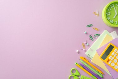 İzole edilmiş açık mor bir zemin üzerinde not defterleri, hesap makinesi ve diğer okul malzemelerini gösteren bu yaratıcı yukarıdaki görünüm üzerinden öğrenme dünyasını keşfedin. Mesaj ya da reklam için mükemmel.