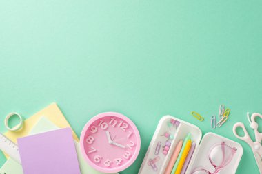 Yeni akademik sezona canlı bir saat ve pastel mavi arka planda durgun temel gereksinimlerle hazır olun. Kopyalama alanını metin veya reklamla özelleştir