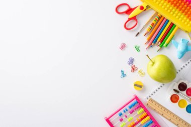 Bu yaratıcı tepeden tırnağa resimle eğlenceli öğrenme macerasına girişin: beyaz arka planda canlı bir çocuk okulu malzemesi dizisi, metin veya promosyon materyali için telif alanı sağlıyor