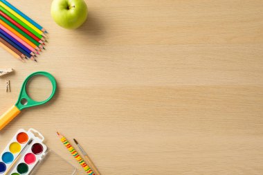 Yeni akademik sezona canlı not defterleri ve ahşap zemin üzerinde çeşitli ofis malzemeleriyle hazır olun. Kopyalama alanını metin veya reklamla özelleştir