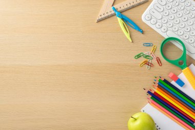 İzole edilmiş ahşap arkaplan üzerinde çocuk çalışma alanının yer aldığı bu büyüleyici tepeden tırnağa resim aracılığıyla eğitim yolculuğunu araştırın, metin veya reklam için geniş bir kopya alanı sunun