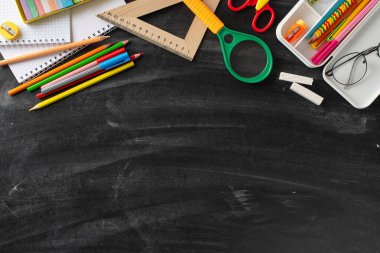 Bu büyüleyici yüksek açılı resimle okul yılının yeni başlangıcını kucaklayın izole edilmiş arka planda renkli okul gereçleri sergileniyor. Kopyalama alanı metin veya tanıtım içeriğini davet eder