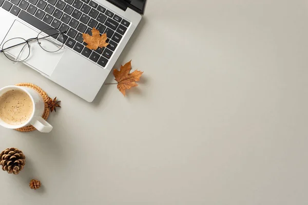 Zainspirowany Jesienią Motyw Biurowy Widok Góry Laptopa Kubek Dyni Latte — Zdjęcie stockowe