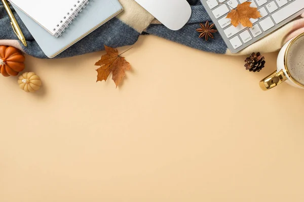 Jesienna Przestrzeń Robocza Domu Widok Góry Obraz Klawiatury Myszy Notatnik — Zdjęcie stockowe