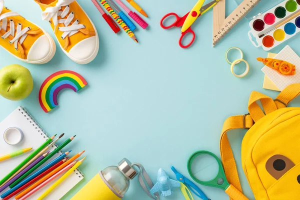 교육은 필수적 노란색 아이들의 가방에는 물품들이 파스텔푸른 배경에는 스니커즈가 텍스트나 — 스톡 사진