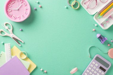 Yeni okul döneminin heyecanına dalın. Renkli saat ve okul malzemelerinin göz alıcı üst görüntüsüyle. Pastel mavisi arka planda. Metin veya tanıtımlarla kopyalama alanını kişiselleştir