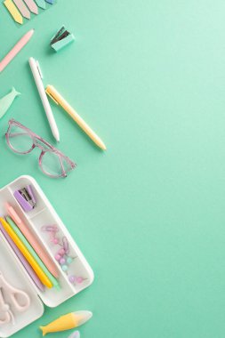 Dikey üst görünümü olan canlı bir okula dönüş atmosferi yarat. Kız kırtasiye malzemeleri, kalem kutusu, kalemler, yapışkan notlar, klipsler, gözlük, zımba tepe arkaplanı, davetiye reklamları...