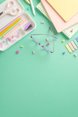 Akademik başarı için organize edildi. Şık kırtasiye ögeleri, günlükler, kalem kutusu, raptiyeler, raptiyeler, bardaklar, alfabe harfleri, metin veya reklam alanı olan gelişmiş deniz mavisi arkaplanı dikey görünümü