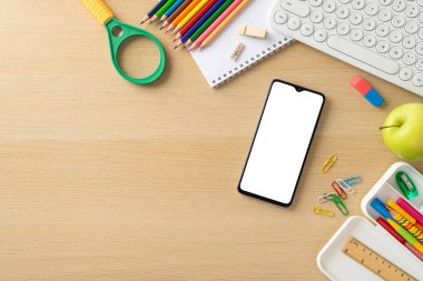 Bir klavye, akıllı telefon ve ofis gereçlerini gösteren bu baştan aşağı zorlayıcı resimle sanal öğrenme diyarına dalın. Kopyalama alanını metin veya tanıtım içeriği ile özelleştir