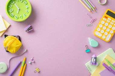 Özel metin ya da reklam için hazırlanmış, izole edilmiş menekşe arkaplanı süsleyen bu telif defterleri, saat ve dizi ile eğitim sürecine binin.