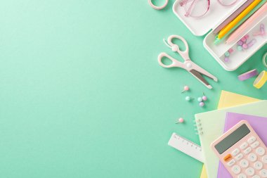 Öğrenme alanınızı bu çarpıcı düzenle değiştirin. Üst görünüm kız günlükleri, kalem kutusu, yapışkan bant, makas, gök mavisi arkaplan üzerinde cetvel, metin veya reklam için boş alan sağlama