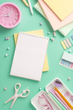 Yaratıcılık konseptine hazırım. Canlı sanat malzemeleri, eskiz defterleri, renkli kalemler, yapışkan notlar, raptiyeler, makas, saat, göktaşı arkaplan üzerindeki bardaklar.