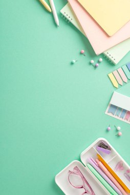 Okul rutinini canlı düzenlemelerle aydınlat. Dikey üstten bakıldığında dişi kırtasiye malzemesi, planlamacılar, kalem kutusu, yapışkan notlar, iğneler. Kendi metin veya ilan ekle