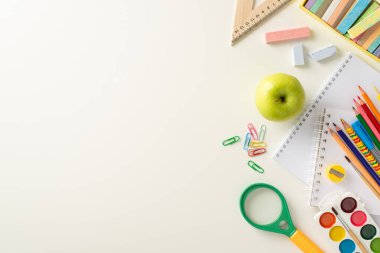 Kendinizi okulun sanat öğrenim alanına bu en iyi görüntü görüntüsüyle daldırın: bir albüm, resimler, tebeşirler ve izole edilmiş beyaz bir arkaplanda canlı bir kırtasiye, metne veya reklamlara hazır.