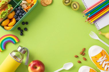 Açık yeşil zemine karşı sandviç, meyve, sebze ve su şişesiyle dolu fotoğraf vitrinli beslenme çantasıyla cezbedici bir öğle yemeği görüntüsü oluştur, metin veya reklam için kopyalama alanı bırak