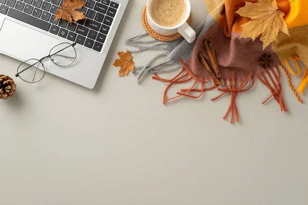 Jesienna Przestrzeń Robocza Laptop Okulary Ciepłą Kratę Kubek Kawy Żółte — Zdjęcie stockowe