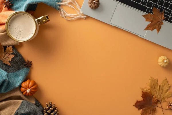 Jesienno Tematyczne Konfiguracji Freelance Wyposażony Laptop Filiżanka Kawy Przytulny Szalik — Zdjęcie stockowe