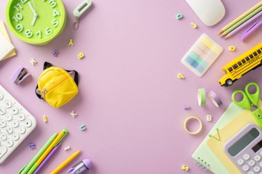 Uzaktan öğrenmenin olanaklarını bu yaratıcı yukarıdan aşağıya ekran görüntüsüyle araştırın. Menekşe arkaplanda bir tuş takımı, fare, not defteri ve şirin ofis malzemeleri. Metin veya reklam için kopyalama alanını kullan