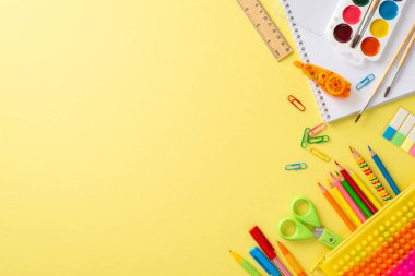 Okul konseptinde sanat eğitimi alıyor. Albüm, suluboya resimleri ve sarı izole arkaplan üzerindeki canlı kırtasiye resimlerinin üzerinde reklam ve metin için kopya alanı var.