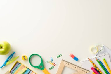 Okul malzemelerini izole edilmiş beyaz bir zeminde gösteren bu üstteki fotoğrafla eğitim sürecinin potansiyelinin kilidini aç. Metin veya tanıtım iletileri için kopyalama alanından yararlan