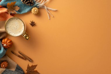 Sonbahar atmosferine dalın. Zengin kahve, rahat ekose, küçük balkabakları, altın akçaağaç yaprakları, külah, tarçın, anason, portakal arkaplan. Tanıtım için boş alan