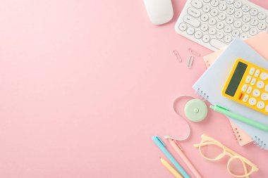 Öğrenmek için mükemmel bir ortam. Okul kitaplarının, kalemlerin, hesap makinelerinin, gözlüklerin, bilgisayar klavyelerinin ve daha fazlası pastel pembe arka planda. Okula dönüş iletileri için boş alanı özelleştir