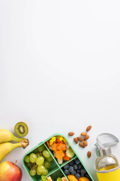 Erfrischende Pausenstudie Vertikale Ansicht Der Lunchbox Von Oben Frisches Obst — Stockfoto