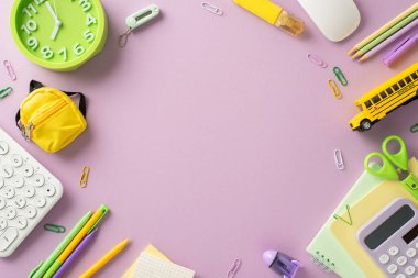 Bu büyüleyici üst görünüm görüntüsü vasıtasıyla evden ders çalışmanın rahatlığı, menekşe arkaplanındaki klavye, fare ve kırtasiye malzemelerini vurgulamak. Metin veya reklamlar için uygun alan