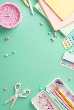 Üretkenlik kavramına hazır. Verimli çalışma alanı araçları, not defterleri, kalemler, yapışkan notlar, raptiyeler, makas, saat, gözlük üzerinde, metin veya reklam için boş çerçeve ile düşey üst görünüm