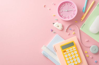 Kitaplara gömülme zamanı! Kırtasiye malzemeleri, kalemler, günlük, hesap makinesi, saat, cetvel, harfler ve daha fazlası. Eğitici metin veya reklamlar için açık alanı kullan