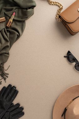 Sonbahar kadın giyimi konsepti. Geniş kenarlı keçeli şapka, deri eldivenler, şık gözlükler, rahat eşarp, bej çanta, tarafsız arkaplanda boş alan ve mesaj veya reklam için kullanılan ruj.