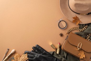 Sonbahar temalı zarif kıyafet ilhamı. Keçeli şapka, parlak deri eldivenler, eşarp, bej çapraz vücut çantası, kozmetik ürünleri, fırçalar, bej arka planda mesaj veya reklam için boş alan bırakmalar.
