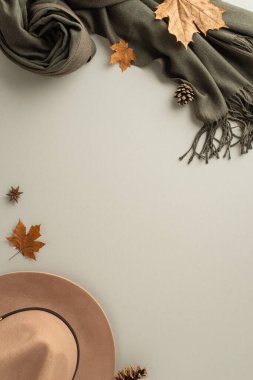 Kış modasının esasları. En üstteki dikey görüntüde rahat bir keçeli başlık, beyaz izole arkaplanda akçaağaç yapraklı rahat kaşmir eşarp var. Markanızı veya mesajınızı göstermek için mükemmel