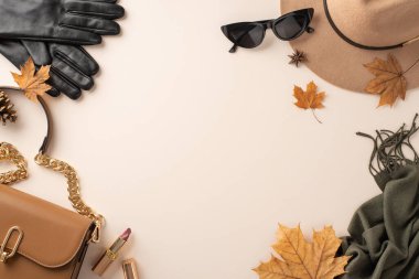 Şık sonbahar moda gereksinimleri: yüksek kalite çanta, rahat keçeli şapka, siyah eldivenler ve beyaz arka planda üst görüntü fotoğrafında güneş gözlüklü eşarp, metin veya reklam için yer sunuyor