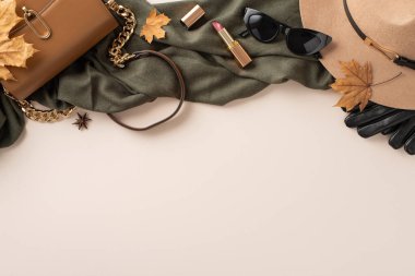 Bu sonbaharda şık bir çanta, modaya uygun bir keçeli şapka, siyah eldivenler, atkı ve güneş gözlükleriyle şık ve rahat kalın. Beyaz izole arkaplanda, metin veya reklam için alanı olan en üstteki görünüm fotoğrafı.