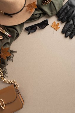 Sonbahar kıyafet konseptinin dikey ters görüntüsü. Gösteriş şapkası, eldivenler, gözlükler, sofistike eşarp, çanta, ruj, yapraklar, tarafsız yüzeyde çam kozalağı metin ya da reklam için yer var.