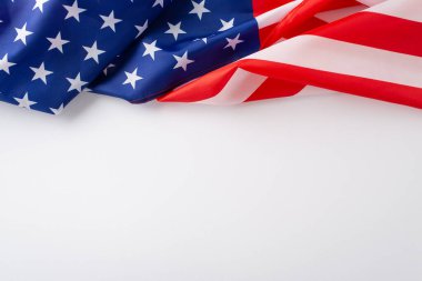 Bayramın özünü kutluyoruz: Beyaz izole edilmiş arka planda Amerikan bayrağını vurgulayan bu yukarıdaki fotoğrafla olayı kucaklayın. Reklamlar ya da metin kaplamaları için mükemmel