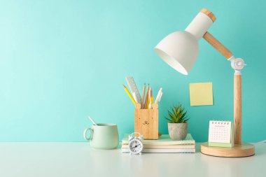 Okul gereçlerini düzenleyici, not defteri ve masa lambası gibi çeşitli okul malzemelerini mesaj veya reklam için mükemmel bir şekilde izole edilmiş bir arkaplanda gösteren bir yan görüş fotoğrafıyla eğlenceli öğrenme ruhunu serbest bırak.