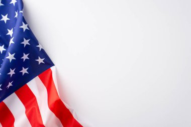 Amerikan resmi bayramına saygılarımızı sunuyoruz: Beyaz arka plana karşı Amerikan bayrağını gösteren çarpıcı bir yukarıdan aşağı çekim. Kutlama sırasında reklam ya da metin yerleştirme için geniş bir alan