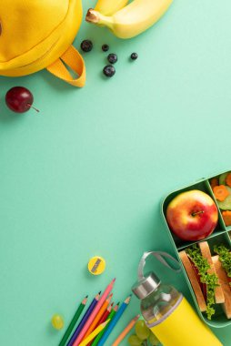 Yemek kabı, şişe, kırtasiye ve okul çantasını sunan ve mesaj veya reklam için yeri olan keyifli ve besleyici bir okul öğle yemeği düzenlemesi.