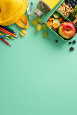 Besleyici öğle yemeği betimlemesi beslenme çantasının yanında iştah açıcı sandviçler, bir su şişesi ve bir çocuk sırt çantası, mesaj ya da promosyon için yeri olan bir deniz mavisi zeminine göre ayarlanmış.