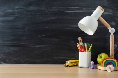 Bu öğrencinin işyerindeki çalışma oturumlarını geliştir. Masa lambası, staj ve oyuncakların olduğu yan görüntü fotoğrafı tahtadan izole edilmiş arka planda, promosyon mesajları için mükemmel.