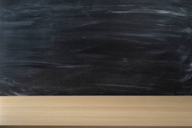 Okula dönüş konsepti. Tahtaya karşı ahşap masaüstü fotoğrafı. İçerik veya reklamınız için boş alan