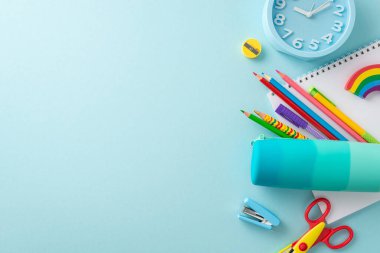 Bu sanat dersi kurulumunda yaratıcı olun: kırtasiye, kalem kutusu, kalem kutusu, albüm, plasticin, zımba, makas, bileyici, çalar saat. Metin veya reklamlar için alanı olan Pastel mavi arkaplan