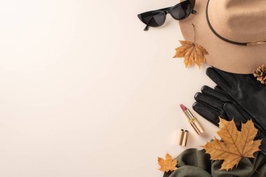 Güz gardırobunuzu modaya uygun ve sıcak moda parçalarla güncelleyin: çanta, keçeli şapka, eldiven, atkı ve güneş gözlüğü. Beyaz izole edilmiş arkaplan üzerine üst görünüm perspektifi, metin veya tanıtım için yer sağlar