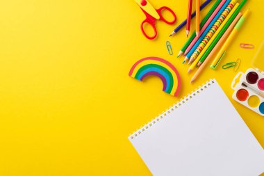 Göze çarpan en iyi görüntü, albüm ve renkli okul malzemelerinin yer aldığı ebeveynlerin ve eğitmenlerin dikkatine. Sarı izole edilmiş arka planla eğitim kampanyanı geliştir