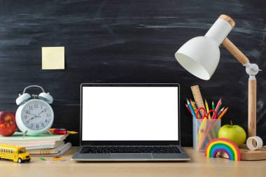 Eğitim teması. Kağıt, not defteri, dizüstü bilgisayar, alarm saati, plasticin, elma, lamba ve okulla ilgili aksesuarların olduğu masa resmi. Metin veya reklam yerleştirme için mükemmel