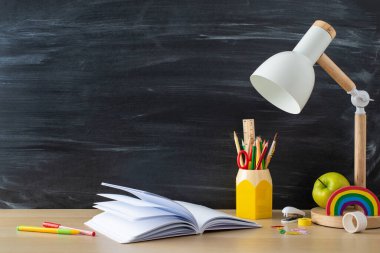 Bu öğrencinin çalışma düzeniyle verimliliği arttır. Tahta üzerine lamba ve kırtasiye malzemesi içeren yan görüntü izole arkaplan, metin veya reklam için geniş bir alan sağlar