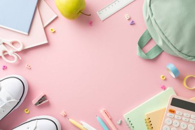 Modayı takip eden kadın okul malzemeleri konsepti. Paket, kalem, cetvel, yapışkan bant, makas, kopya kitapları, alfabe harfleri, ayakkabılar, elma atıştırmalıkları ve daha fazlası yumuşak pembe arka planda metin veya reklam için çerçeve ile