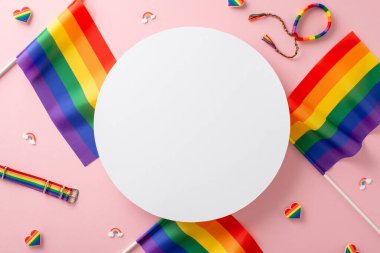 Temmuzda LGBTQ + Gurur Ayı 'nı anacağız. LGBTQ + bayraklar ve sembollerle çevrili, boş dairenin büyüleyici yukarıdan aşağı görüntüsü, pastel pembe izole arkaplan üzerinde, reklamlar veya metin örtüleri için mükemmel